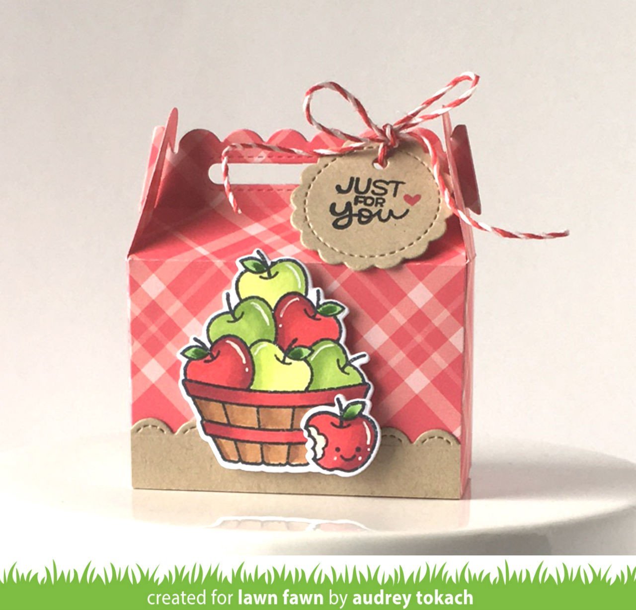 Lawn Fawn - Scalloped Treat Box Die